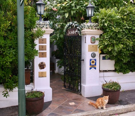 4 Bedroom Property for Sale in Green Point Western Cape